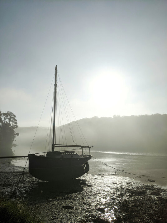 A boat in the mist at Gillan Creek
