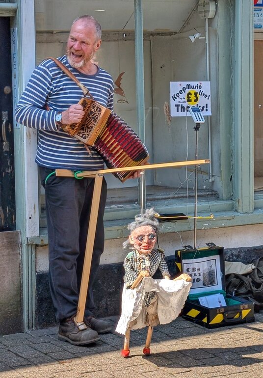 Street entertainer in Looe