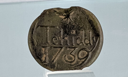 Glass bottle seal from Tehidy