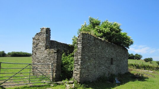 Ruined barn near Trecollas