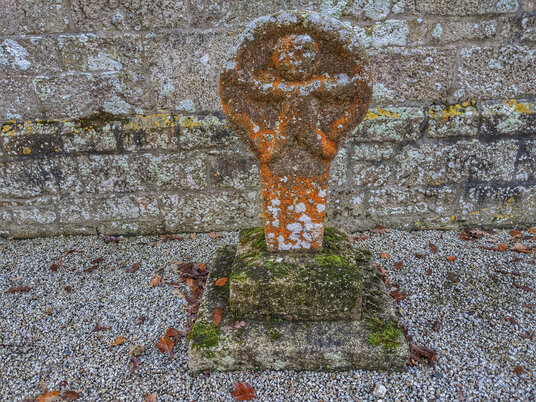 Cross in Treslothan churchyard