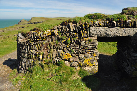 Wall with a hole for sheep